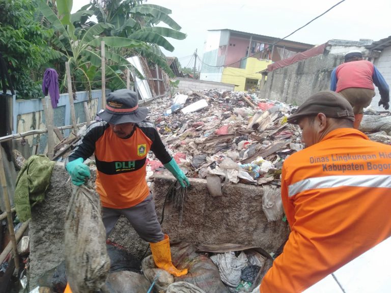 DLH Kabupaten Bogor dan Warga Bersihkan Sampah