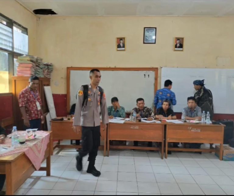 Jaga Kamtibmas, Bhabinkamtibmas Polsek Ciampea Pantau Pemilihan RW di Cihideung Ilir