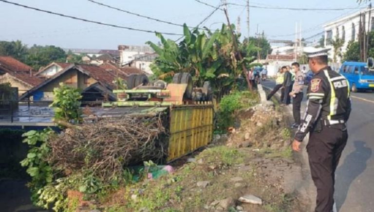 Truk Kayu Terbalik, 2 Orang Tewas dan 1 Orang Luka Serius