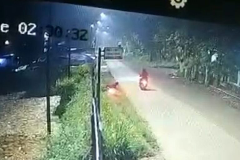 Begal di Jalan Raya Karanggan Tendang Korban Hingga Jatuh