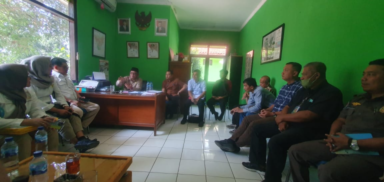 Warga di Dua Desa Geruduk Kantor Kecamatan Sukamakmur Minta Kepastian Soal Pemblokiran Lahannya