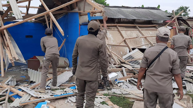 Puluhan Tempat Karaoke Liar di Lulut Dibongkar Paksa Satpol PP