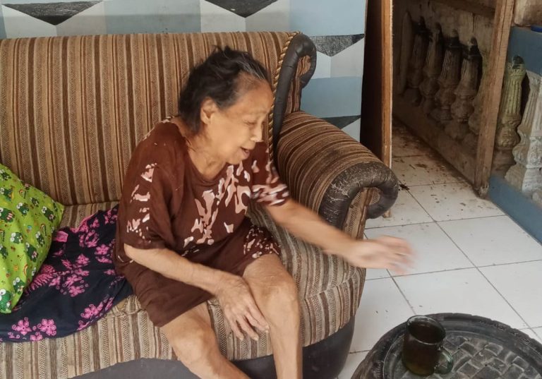 Derita Stroke Puluhan Tahun, Nenek di Cibadak Seusia Kemerdekaan RI Ini Butuh Kursi Roda
