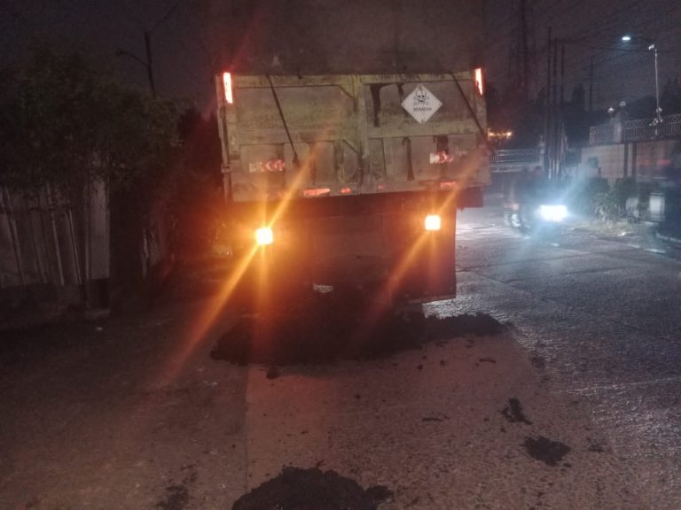 Diangkut Pakai Dump Truck Tua, Limbah Lumpur B3 PT Hijau Lestari Prakasa Utama Berceceran di Jalan Tlajung Udik