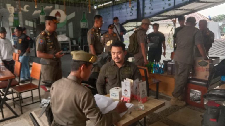 Briel’s Cafe And Resto Disidak Satpol PP, 57 Botol Miras Diamankan