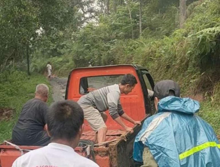 Akibat Jalan Malasari Rusak, Cerita Nurodin Bantu Warga yang Mobilnya Terperosok