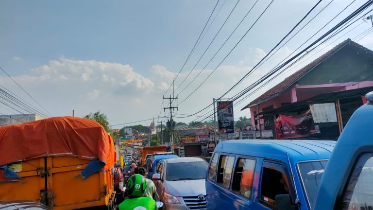 Truk Tambang Tambah Kemacetan Jalan Cibungbulang – Leuwiliang