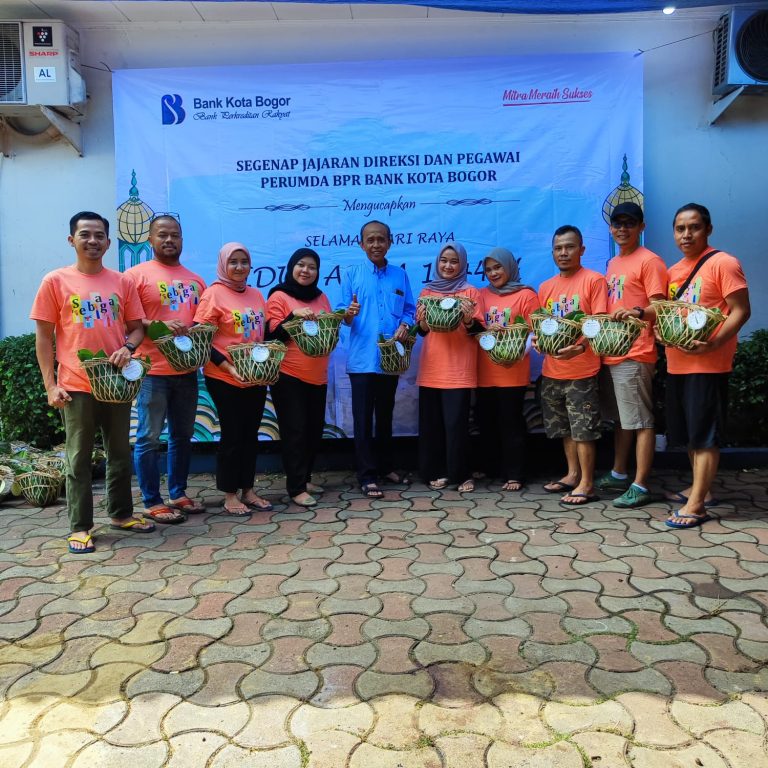 Peduli Warga Sekitar, Bank Kota Bogor Bagikan Daging Kurban