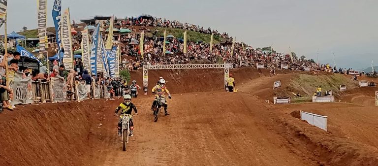 Athar, Crosser Cilik Asal KBB Pukau Penonton Open Grasstrack