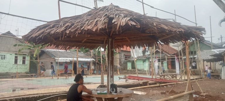 Jaga Kearipan Lokal, Saung Payung di Pasirgintung Gunakan Daun Rumbia