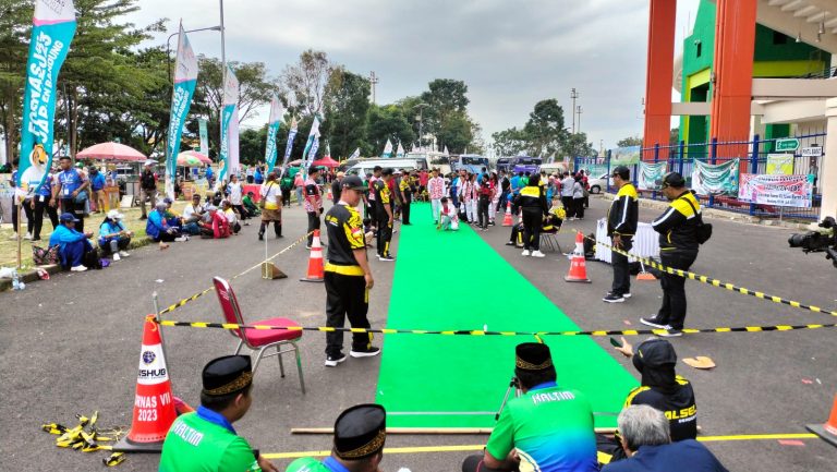 Denda Alamsyah: Permainan Tradisional Balogo dari Kalimantan Selatan Menarik Perhatian di FORNAS VII Jawa Barat