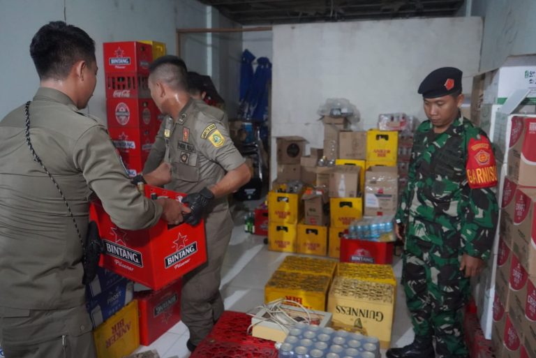 Dirazia Satpol PP, Ribuan Miras dan Puluhan PSK Diamankan