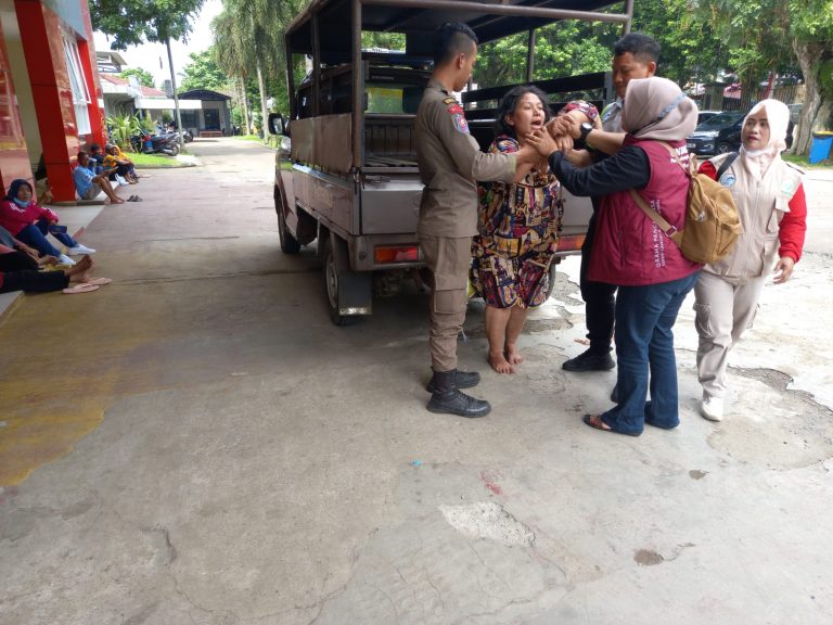 Sempat Berjalan Tanpa Busana, Petugas Gabungan Evakuasi ODGJ ke RS Marzoeki Mahdi