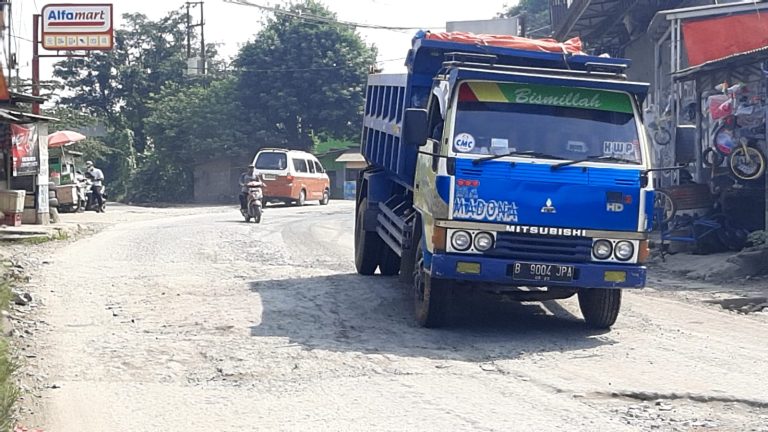 Jalan Cicangkal – Leuwiranji Rusak Parah jadi Buah Bibir Warga