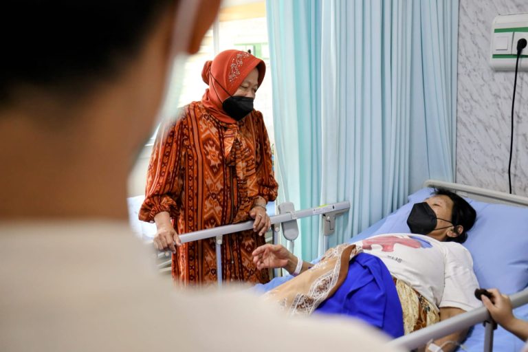 Mensos Risma Jenguk Warga Pamijahan yang Lumpuh