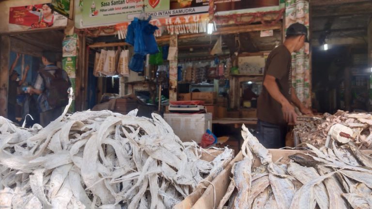 Ikan Asin Masih Tinggi Diminati Warga Bogor Barat