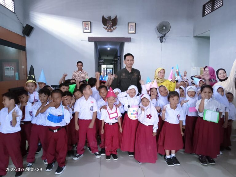 Puluhan Siswa SD Geruduk Kantor Desa Leuwinutug