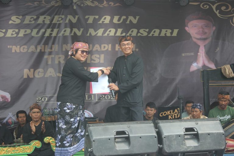 Hadiri Seren Taun, Kadisbudpar Serahkan SKT Padepokan Buana Raksa Budaya