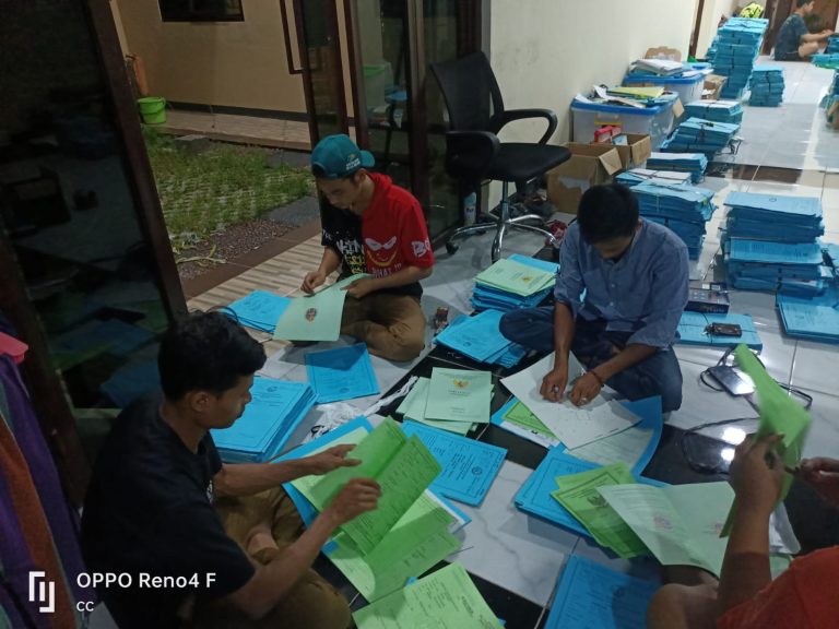 Bantu BPN, Warga Desa Sukamakmur Turun Gunung Jahit Buku Sertifikat