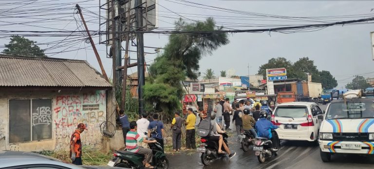Polsek, Koramil dan Gabungan Masyarakat Gunung Putri Bebersih Sampah
