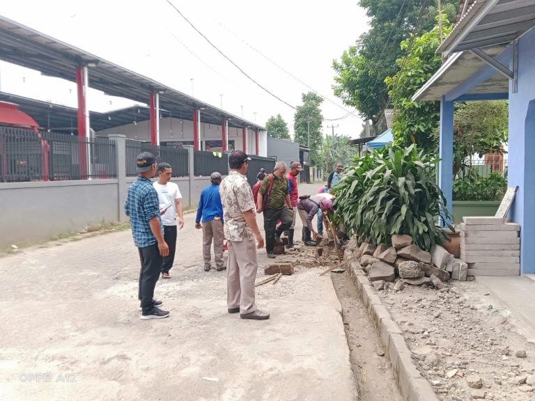 Perjuangkan Pembangunan Desanya, Achmad Fathoni Kembali Realisasikan Pokirnya untuk Drainase Lingkungan di Ciangsana