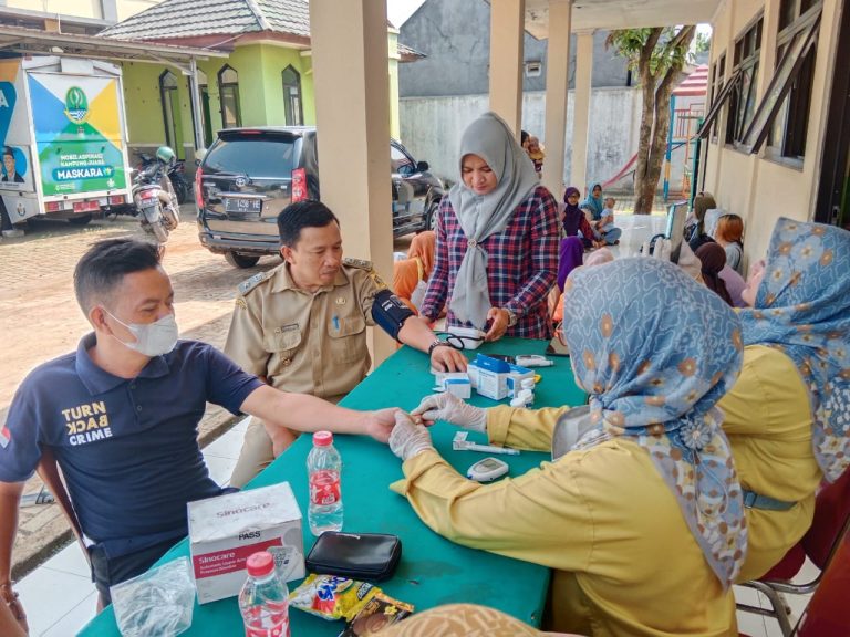 Staf Desa Nagrak Diskrining Kesehatan