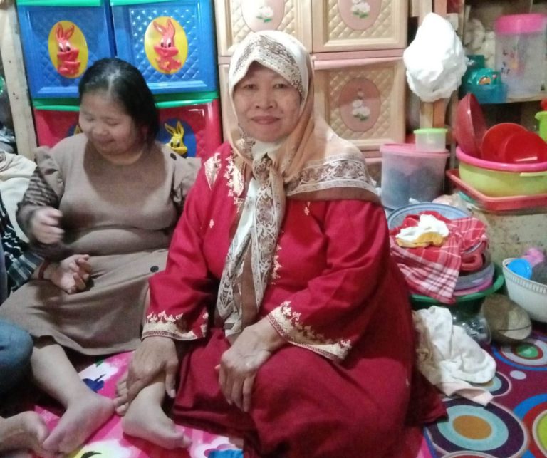 Kesulitan Ekonomi, Warga Ciputri Pamijahan Alami Lumpuh