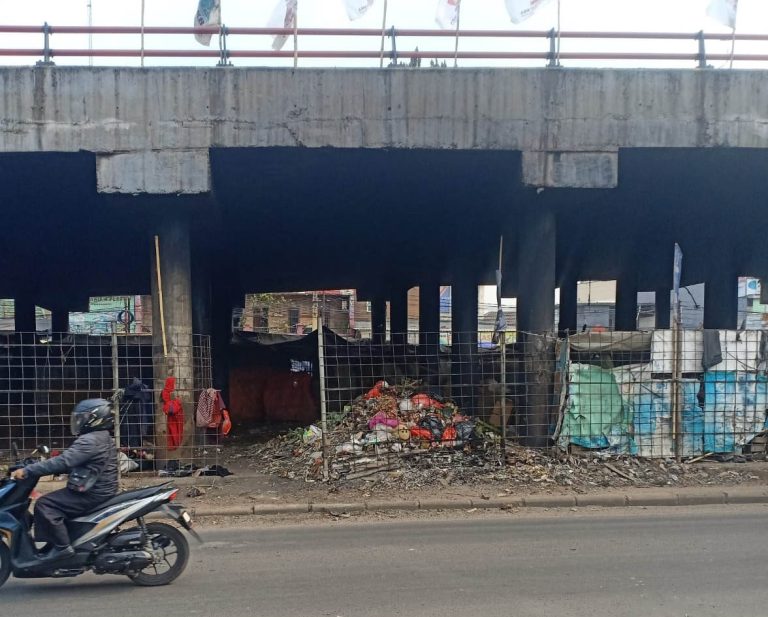 Warga Keluhkan Sampah Dibawah Flyover Cileungsi