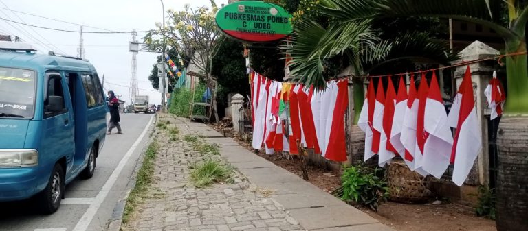 Pemuda Cigudeg Manfaatkan Momen 17 Agustus dengan Jualan Bendera Merah Putih
