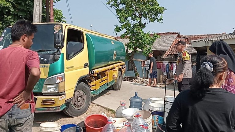 Warga di Dua Desa Dilanda Kekeringan, PT Antam dan Polsek Nanggung Kolaborasi Distribusikan Air Bersih