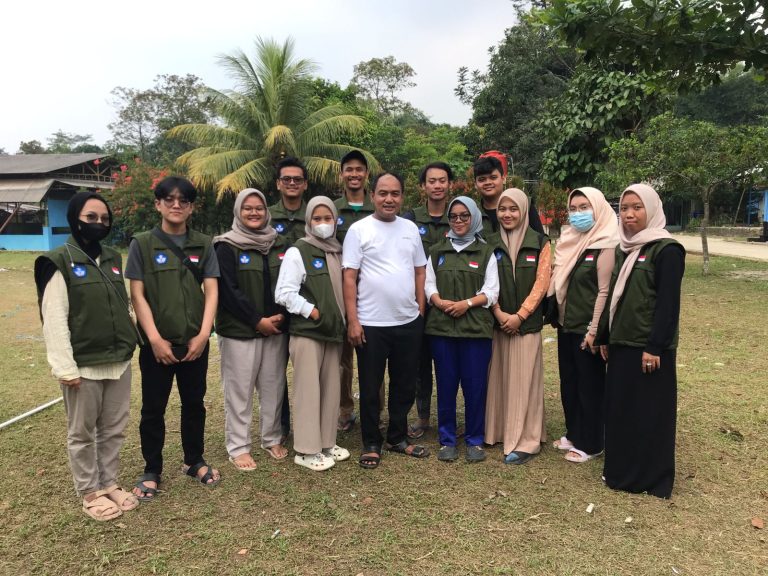 Mahasiswa KKN di Desa Sadeng Angkat UMKM dan Bantu Ajar Anak-anak