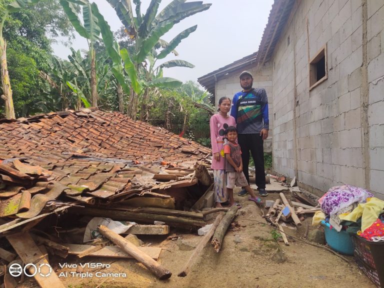 Dinsos Penuhi Kebutuhan Pangan Keluarga Rumahnya yang Ambruk Selama Satu Pekan