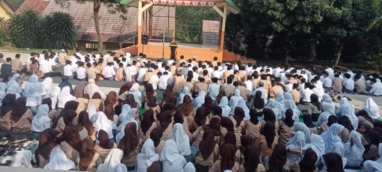 SMAN 1 Nanggung Bina Karakter Siswa-siswinya dengan Dhuha dan Tausiah