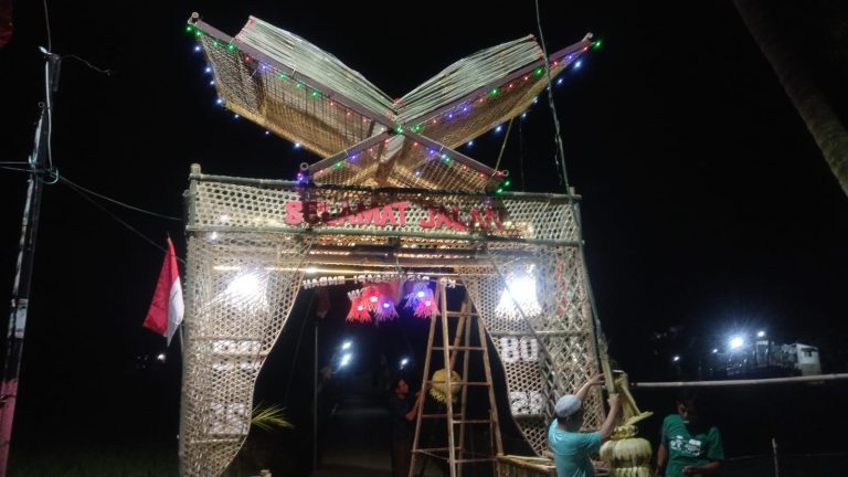 Haul Syekh Muhyiddin, Warga Parungsapi Hias Gapura dengan Miniatur Kitab