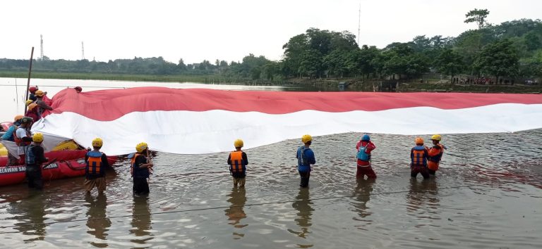 Bendera Raksasa Berkibar di Situ Gunung Putri
