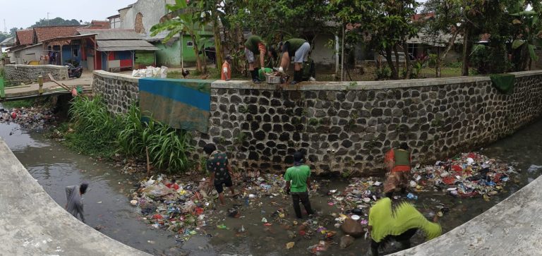 Mahasiswa KKN Turun ke Sungai Bersihkan Sampah
