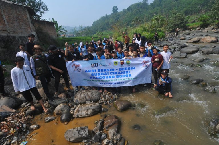 IJTI Bogor Raya, Muspika, Pelajar dan Warga Bantarkaret Bersihkan Sungai Cikaniki