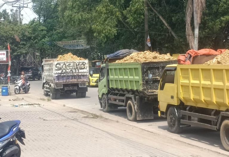 Proyek Urukan Coco Garden Ganggu Pengguna Jalan