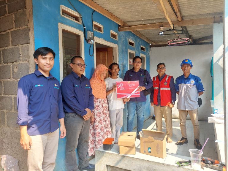 Light Up The Dream PLN Gunung Putri Pasang Listrik Gratis di Desa Sukamakmur