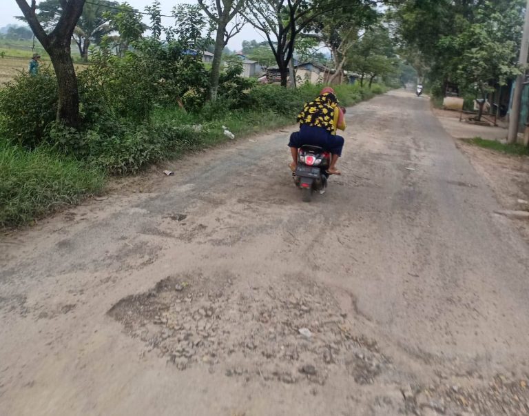 Kades Desak Perbaikan Jalan Bojong-Ligarmukti