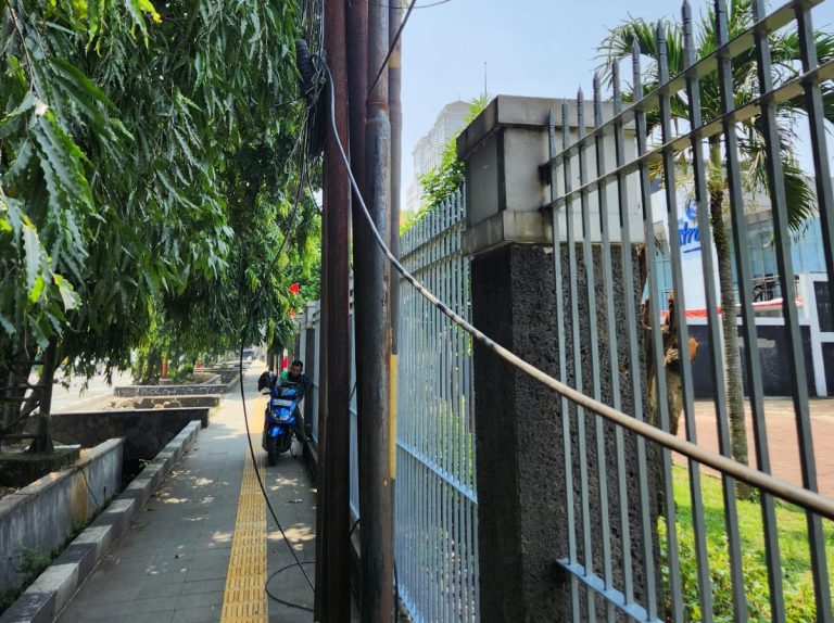 Kabel Menjuntai di Pajajaran Ganggu Estetika dan Berisiko Bahayakan Pengguna Jalan