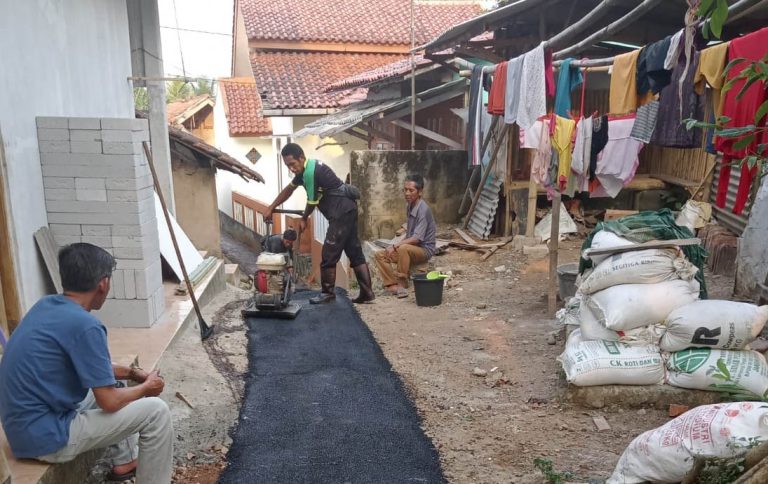 Diusulkan Warga, Pemdes Leuwimekar Gunakan Samisade Bangun Jalan Lingkungan