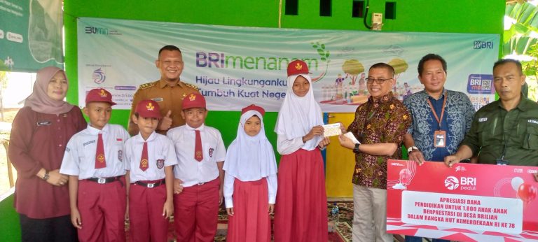 Bank BRI Berikan Beasiswa Bagi Puluhan Siswa SD di Desa Benteng