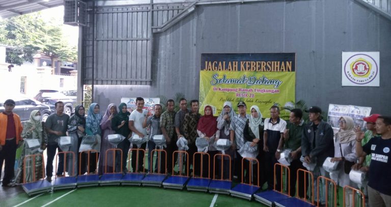 Apresiasi KRL dan Bank Sampah, Achmad Fathoni Gandeng DLH Serahkan Bantuan Timbangan Digital