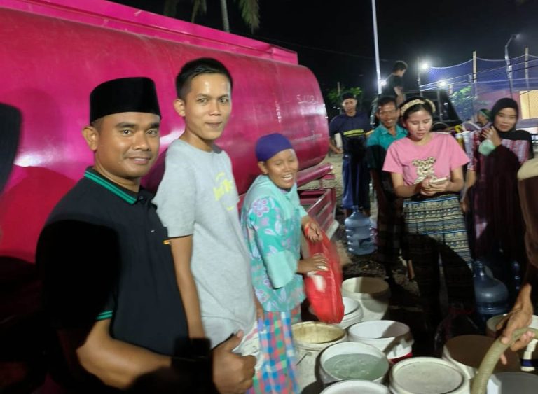 Lihat Warga Kesulitan Air Bersih, CEO UMP Group Bantu 3 Tangki Air