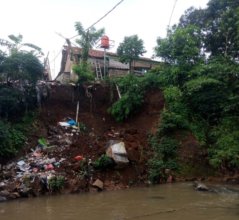 Puluhan Rumah di Ciherang Kidul Terancam Bahaya Longsor