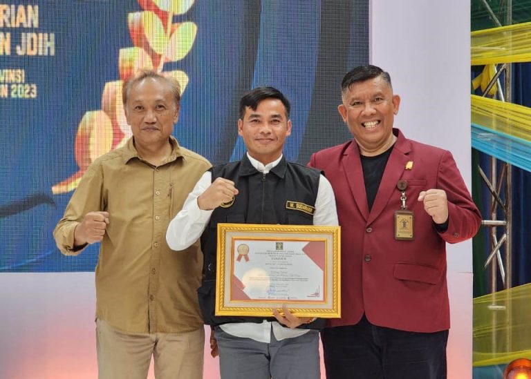 Desa Hambalang Sabet Penghargaan Desa Sadar Hukum West Java Festival