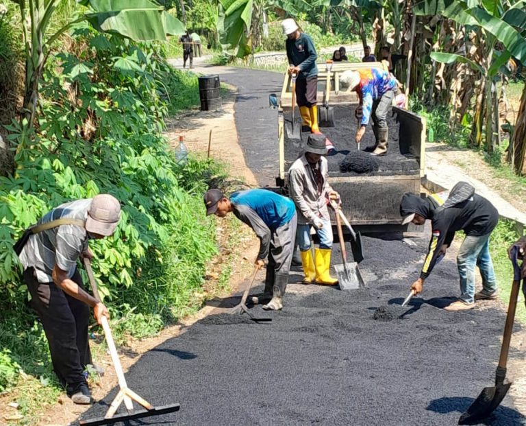 Perbaiki Akses Usaha Tani, Desa Sadengkolot Aspal Jalan di Wilayah Ciranji dan Cimanggu