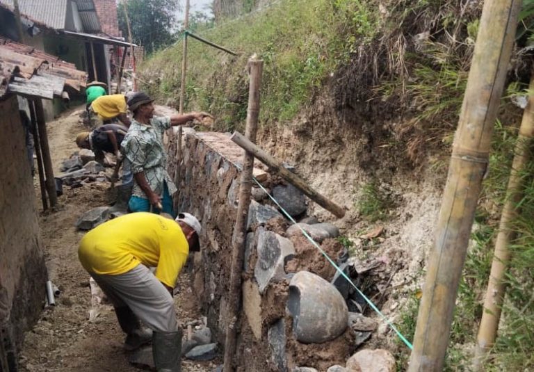 Cegah Terjadi Longsor, Pemdes Curugbitung Fokus Bangun TPT