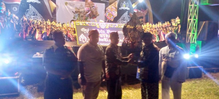 Pertahankan Tradisi, Desa Cihud dan Disbudpar Gelar Wayang Golek